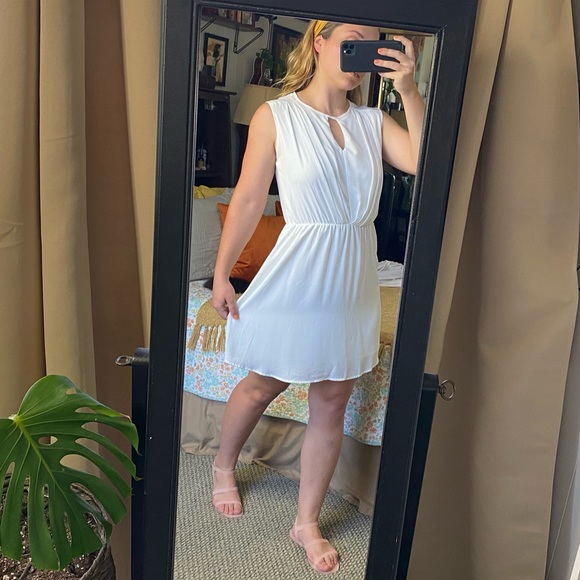 WHITE DRESS 🤍🤍 - Picture 4 of 4
